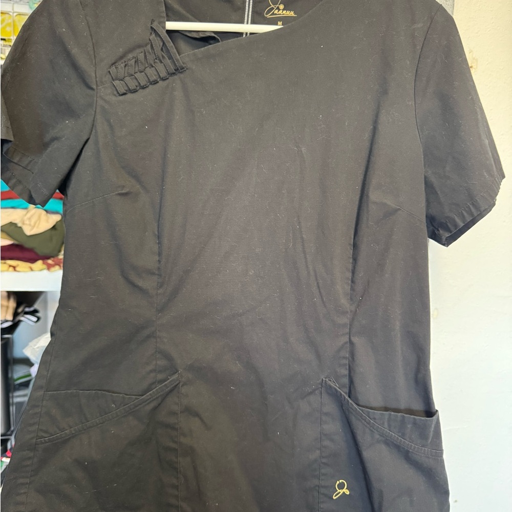 JAANNU Black Short Sleeve scrub top medium